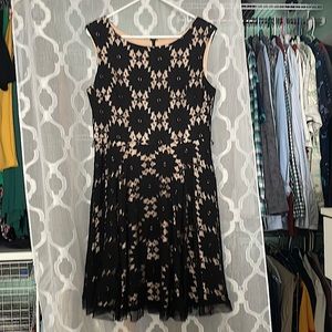 Black lace sleeveless dress with pockets